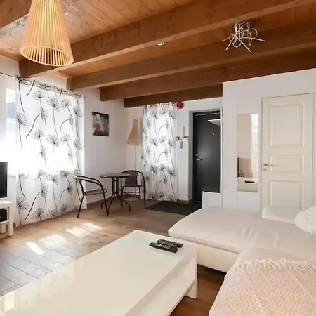 Cozy 3 Story House In Old Town 아파트