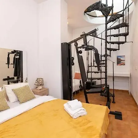 Cozy 3 Story House In Old Town