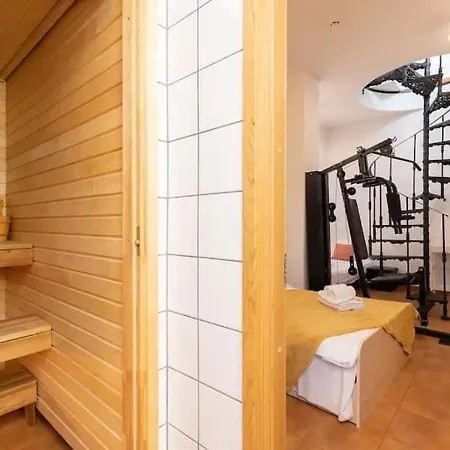 Cozy 3 Story House In Old Town 아파트