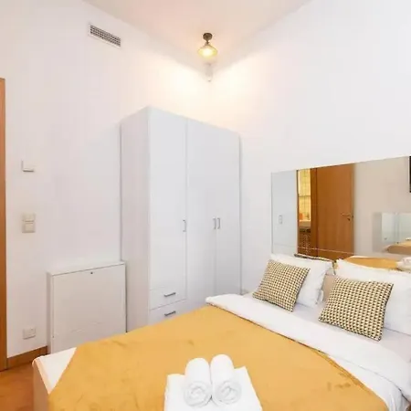 Cozy 3 Story House In Old Town 아파트