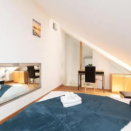 Cozy 3 Story House In Old Town 아파트